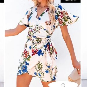 Vici SWEETEST SUMMER FLORAL WRAP MINI DRESS Size M - Never worn but tags removed